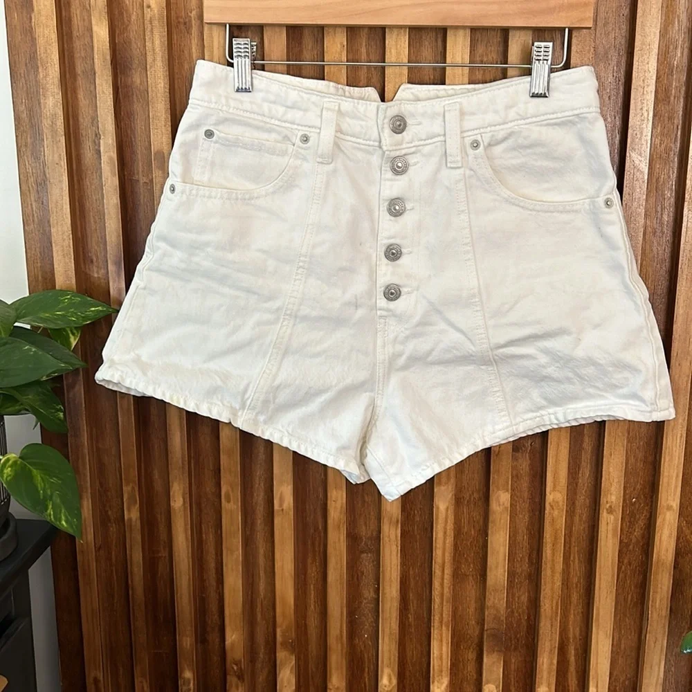 Levis High Waisted Buttoned Short. Size 30